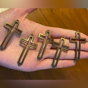 Free with another item 🔥 bronze coloured crosses